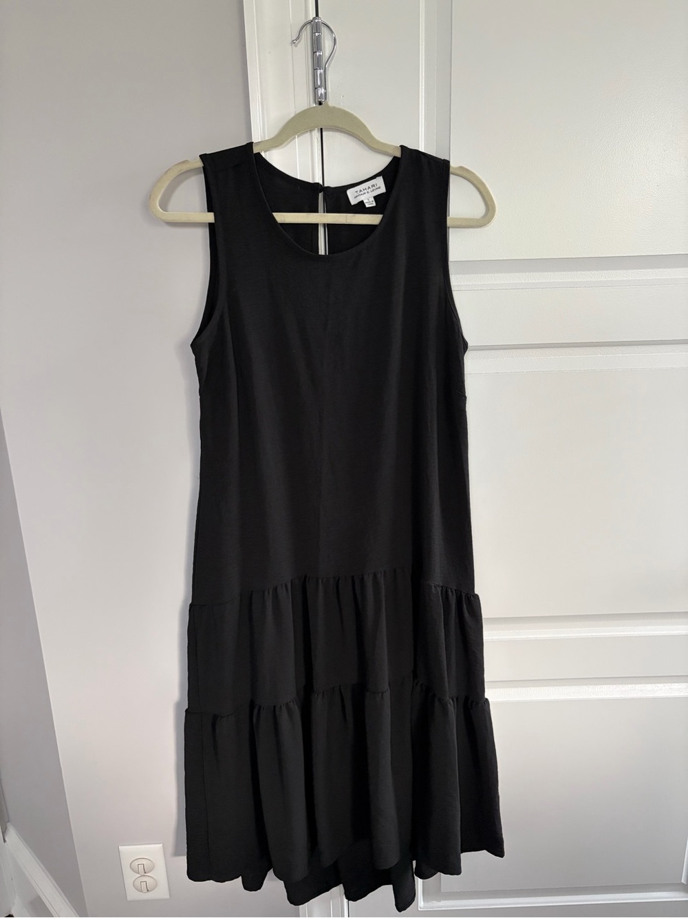 Tahari Black Sleeveless Tiered Scoop-Neck Dress